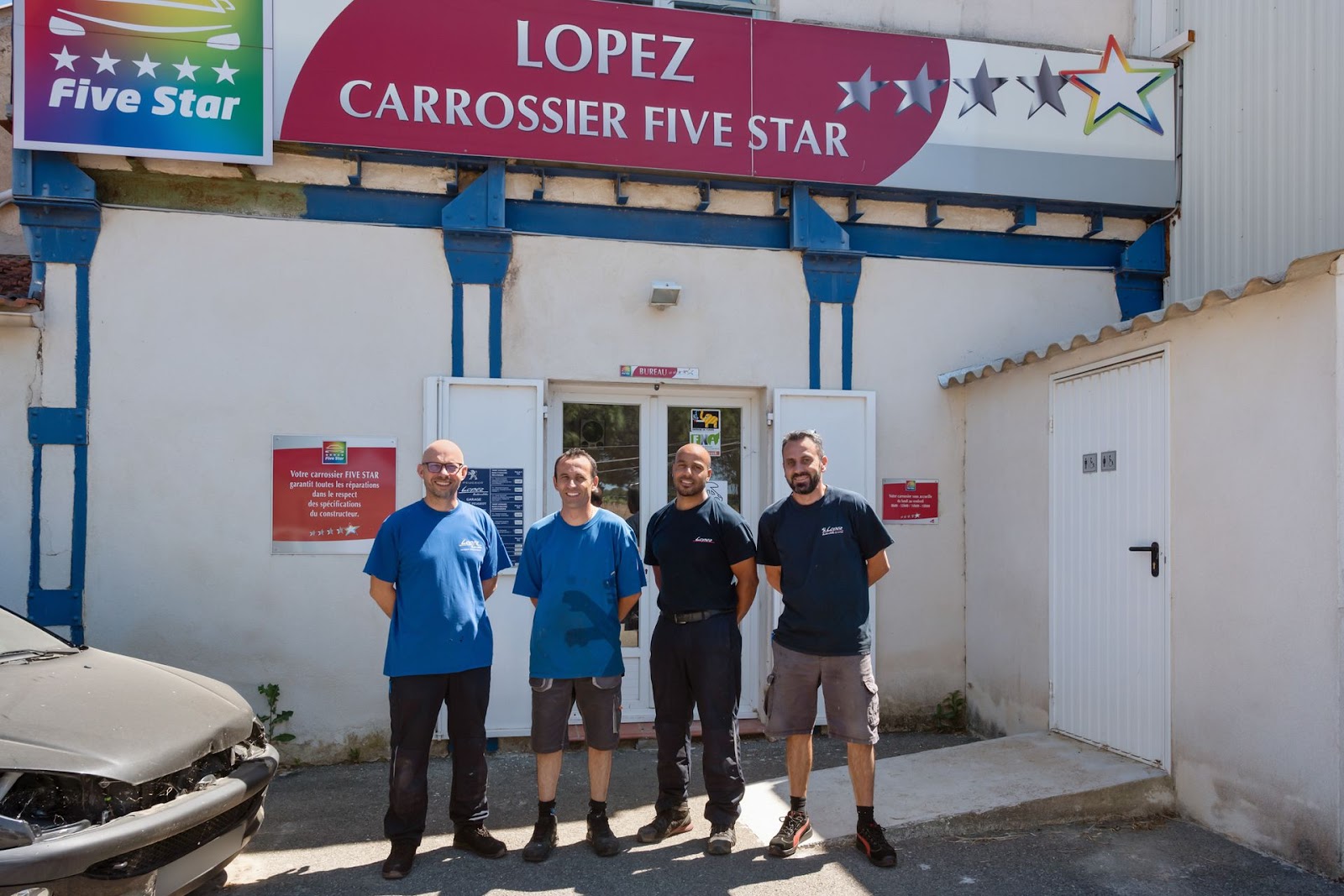 L'équipe de l'atelier devant la devanture de Carrosserie Bataille père et fils, à La Londe-les-Maures.